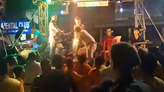 बेलोनिया पुलिस अधिकारी पर हमला; तीन गिरफ्तार