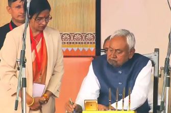 नीतीश कुमार ने बिहार के मुख्यमंत्री के रूप में शपथ ली, यह उनका 10वां कार्यकाल