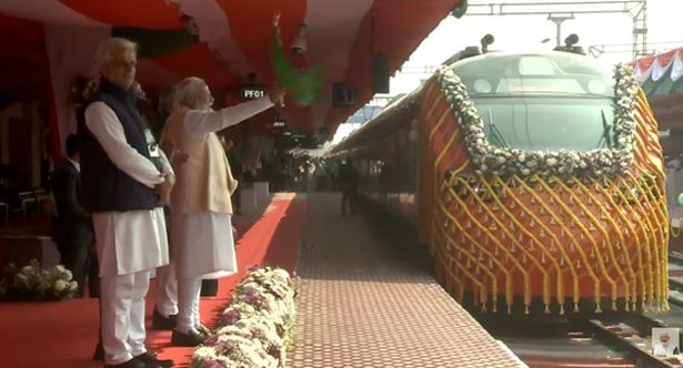 प्रधानमंत्री मोदी ने हावड़ा-गुवाहाटी के बीच भारत की पहली वंदे भारत स्लीपर ट्रेन को किया फ्लैग ऑफ