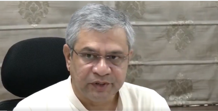 रेल मंत्री अश्विनी वैष्णव ने वॉर रूम से त्योहारी ट्रेनों की समीक्षा की