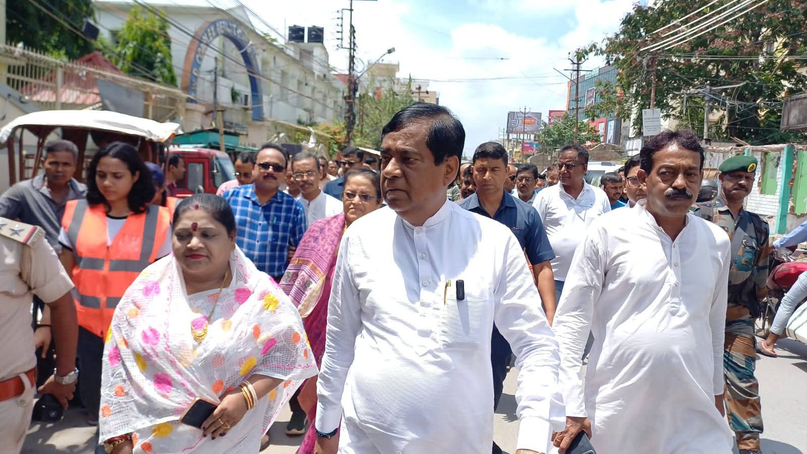 अगरतला  में नाला सुधार एवं पुनर्वास कार्यों का महापौर दीपक मजूमदार ने किया निरीक्षण